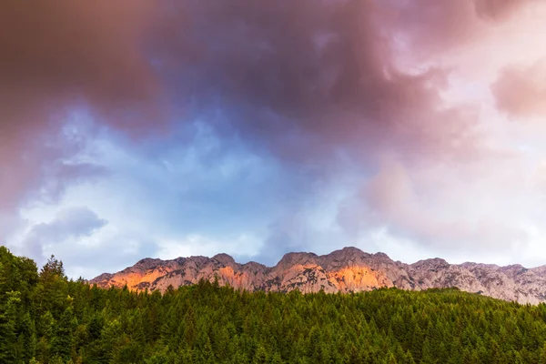 Bergslandskapet i transsylvanska Alperna i sommar med dimma moln — Stockfoto