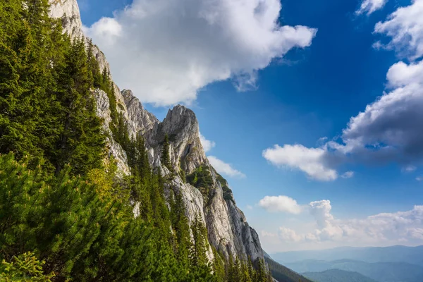 Paisaje de montaña en los Alpes transilvanos en verano con nubes de niebla —  Fotos de Stock