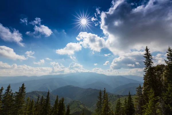 Sis bulutları ile yaz aylarında Transilvanya Alpleri'nde dağ manzarası — Stok fotoğraf