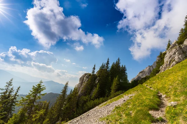 Paisaje de montaña en los Alpes transilvanos en verano con nubes de niebla —  Fotos de Stock