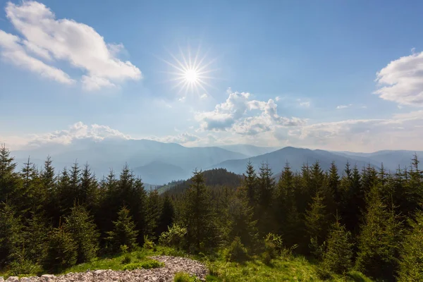 Ορεινό τοπίο στις Τρανσυλβανικές Άλπεις το καλοκαίρι με ομίχλη σύννεφα — Φωτογραφία Αρχείου