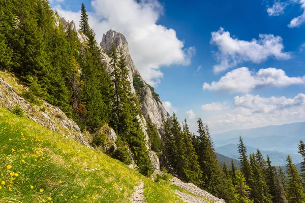 Paisaje de montaña en los Alpes transilvanos en verano con nubes de niebla —  Fotos de Stock