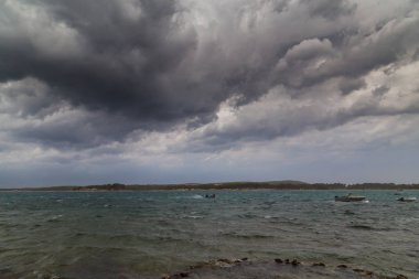 Yaz aylarında Hırvatistan, Adriyatik Denizi üzerinde dramatik fırtına bulutları