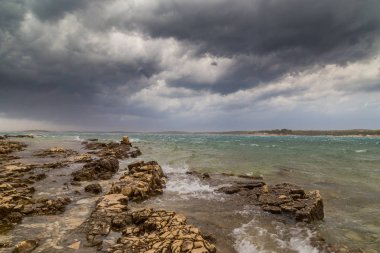 Yaz aylarında Hırvatistan, Adriyatik Denizi üzerinde dramatik fırtına bulutları