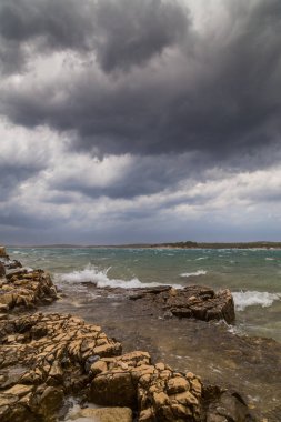 Yaz aylarında Hırvatistan, Adriyatik Denizi üzerinde dramatik fırtına bulutları