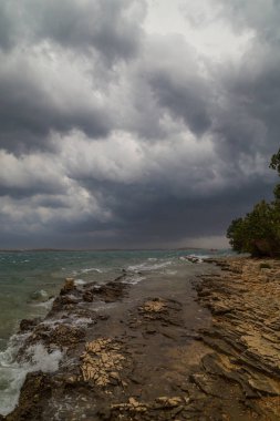 Yaz aylarında Hırvatistan, Adriyatik Denizi üzerinde dramatik fırtına bulutları