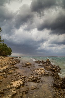 Yaz aylarında Hırvatistan, Adriyatik Denizi üzerinde dramatik fırtına bulutları
