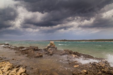 Yaz aylarında Hırvatistan, Adriyatik Denizi üzerinde dramatik fırtına bulutları
