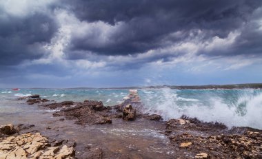 Yaz aylarında Hırvatistan, Adriyatik Denizi üzerinde dramatik fırtına bulutları
