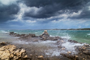 Yaz aylarında Hırvatistan, Adriyatik Denizi üzerinde dramatik fırtına bulutları