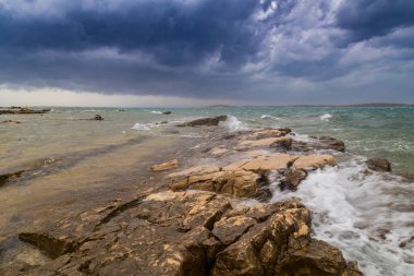 Yaz aylarında Hırvatistan, Adriyatik Denizi üzerinde dramatik fırtına bulutları