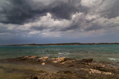 Yaz aylarında Hırvatistan, Adriyatik Denizi üzerinde dramatik fırtına bulutları