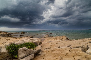 Yaz aylarında Hırvatistan, Adriyatik Denizi üzerinde dramatik fırtına bulutları
