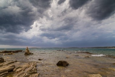 Yaz aylarında Hırvatistan, Adriyatik Denizi üzerinde dramatik fırtına bulutları