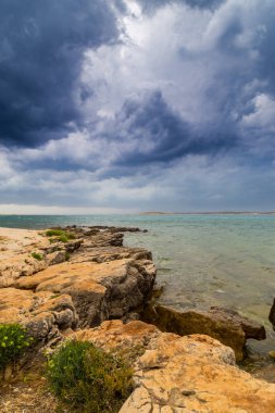 Yaz aylarında Hırvatistan, Adriyatik Denizi üzerinde dramatik fırtına bulutları