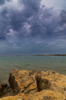 Yaz aylarında Hırvatistan, Adriyatik Denizi üzerinde dramatik fırtına bulutları