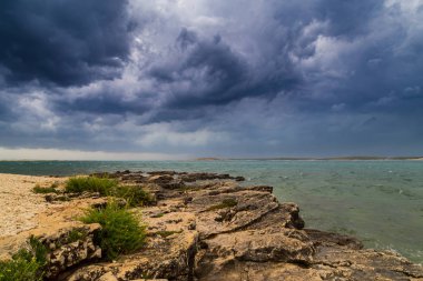 Yaz aylarında Hırvatistan, Adriyatik Denizi üzerinde dramatik fırtına bulutları