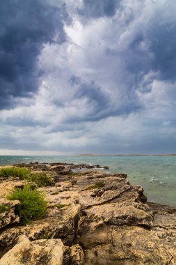 Yaz aylarında Hırvatistan, Adriyatik Denizi üzerinde dramatik fırtına bulutları