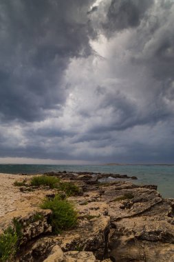 Yaz aylarında Hırvatistan, Adriyatik Denizi üzerinde dramatik fırtına bulutları