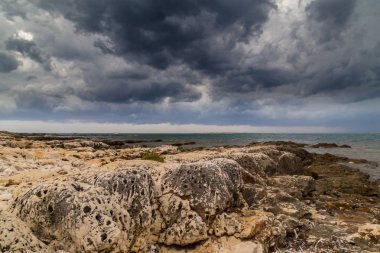 Yaz aylarında Hırvatistan, Adriyatik Denizi üzerinde dramatik fırtına bulutları