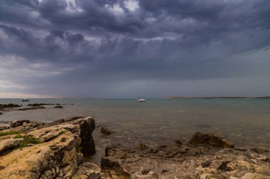 Yaz aylarında Hırvatistan, Adriyatik Denizi üzerinde dramatik fırtına bulutları