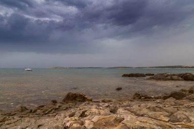 Yaz aylarında Hırvatistan, Adriyatik Denizi üzerinde dramatik fırtına bulutları