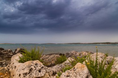 Yaz aylarında Hırvatistan, Adriyatik Denizi üzerinde dramatik fırtına bulutları