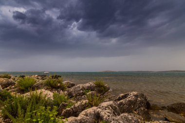 Yaz aylarında Hırvatistan, Adriyatik Denizi üzerinde dramatik fırtına bulutları