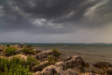 Yaz aylarında Hırvatistan, Adriyatik Denizi üzerinde dramatik fırtına bulutları