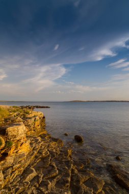 Yaz aylarında Adriyatik Denizi kıyısında günbatımı fırtına