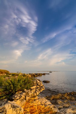 Yaz aylarında Adriyatik Denizi kıyısında güzel renklerle günbatımı fırtına