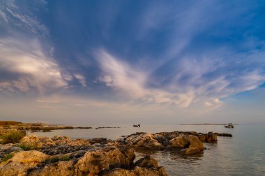 Yaz aylarında Adriyatik Denizi kıyısında güzel renklerle günbatımı fırtına