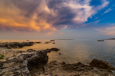 Yaz aylarında Adriyatik Denizi kıyısında güzel renklerle günbatımı fırtına