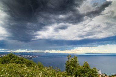 Yaz aylarında Adriyatik Denizi kıyısında güzel renklerle günbatımı fırtına