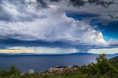 Yaz aylarında Adriyatik Denizi kıyısında güzel renklerle günbatımı fırtına