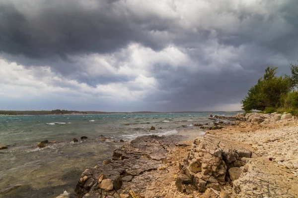 Yaz aylarında Hırvatistan, Adriyatik Denizi üzerinde dramatik fırtına bulutları