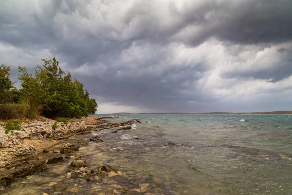 Yaz aylarında Hırvatistan, Adriyatik Denizi üzerinde dramatik fırtına bulutları