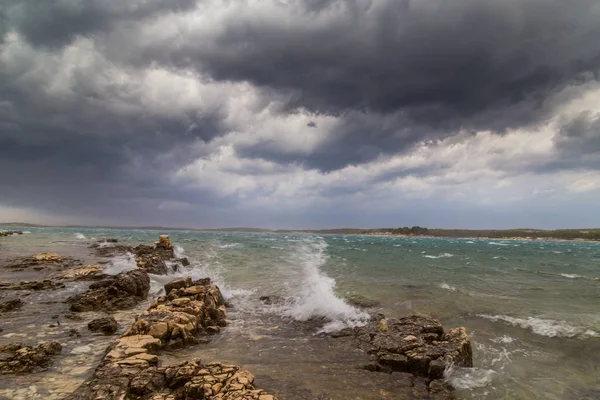 Yaz aylarında Hırvatistan, Adriyatik Denizi üzerinde dramatik fırtına bulutları