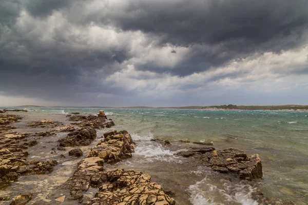 Yaz aylarında Hırvatistan, Adriyatik Denizi üzerinde dramatik fırtına bulutları