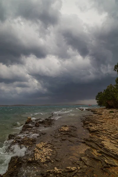 Yaz aylarında Hırvatistan, Adriyatik Denizi üzerinde dramatik fırtına bulutları