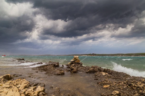 Yaz aylarında Hırvatistan, Adriyatik Denizi üzerinde dramatik fırtına bulutları