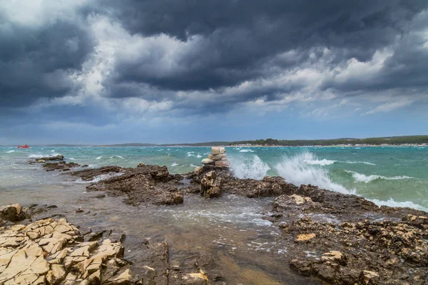 Yaz aylarında Hırvatistan, Adriyatik Denizi üzerinde dramatik fırtına bulutları
