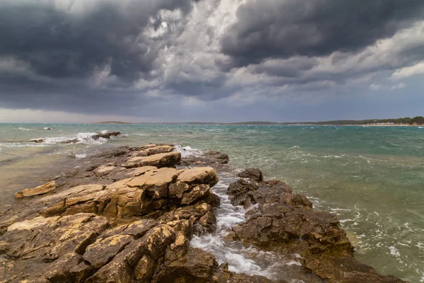 Yaz aylarında Hırvatistan, Adriyatik Denizi üzerinde dramatik fırtına bulutları
