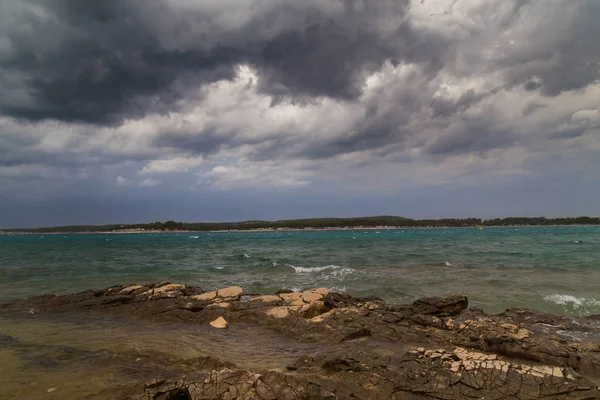 Yaz aylarında Hırvatistan, Adriyatik Denizi üzerinde dramatik fırtına bulutları