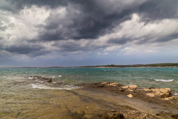 Yaz aylarında Hırvatistan, Adriyatik Denizi üzerinde dramatik fırtına bulutları