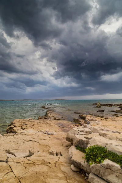 Yaz aylarında Hırvatistan, Adriyatik Denizi üzerinde dramatik fırtına bulutları