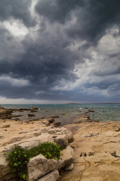 Yaz aylarında Hırvatistan, Adriyatik Denizi üzerinde dramatik fırtına bulutları