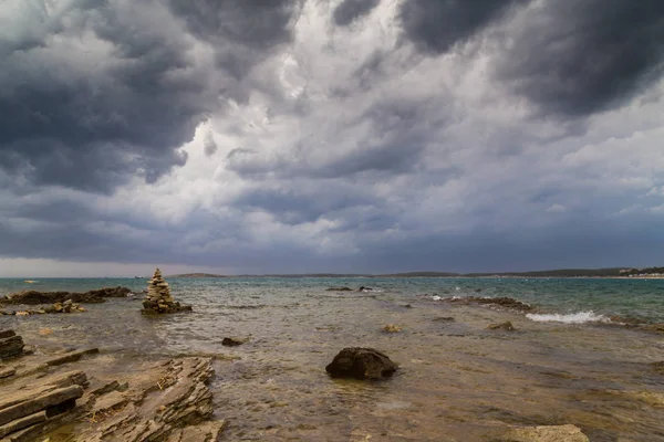Yaz aylarında Hırvatistan, Adriyatik Denizi üzerinde dramatik fırtına bulutları