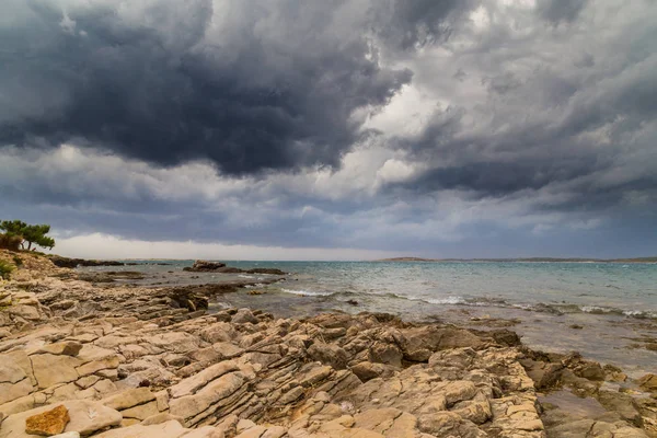 Yaz aylarında Hırvatistan, Adriyatik Denizi üzerinde dramatik fırtına bulutları