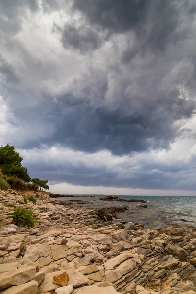 Yaz aylarında Hırvatistan, Adriyatik Denizi üzerinde dramatik fırtına bulutları